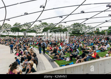 À l'auditoire le Grant Park Music Festival dans le Parc du millénaire à le pavillon Jay Pritzker à Chicago, conçu par Frank Gehry. Banque D'Images