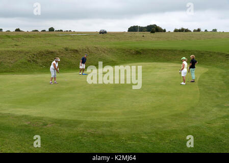 Dame golfeurs dans le sud de la région des Cotswolds England UK. Jouer sur un green en contrebas sur Minchinhampton Gloucestershire. Août 2017 Banque D'Images