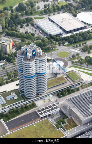 Vue aérienne de l'Administration centrale et du Musée BMW, suis Riesenfeld, Munich, Allemagne Banque D'Images