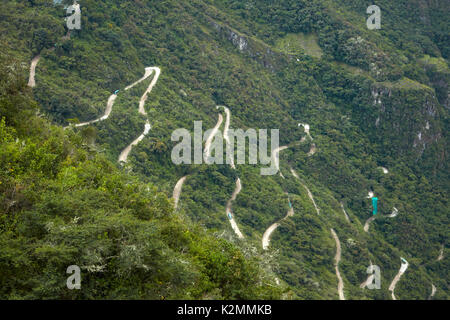 La route en zigzag d'Aguas Calientes à Machu Picchu, au Pérou, en Amérique du Sud Banque D'Images