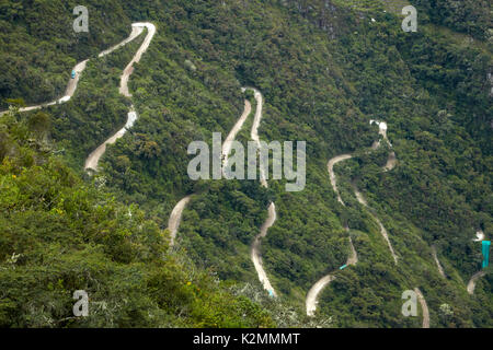 La route en zigzag d'Aguas Calientes à Machu Picchu, au Pérou, en Amérique du Sud Banque D'Images