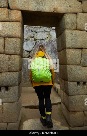 Séjour touristique en porte de pierre du Machu Picchu, les ruines Inca du 15e siècle (Site du patrimoine mondial), la Vallée Sacrée, le Pérou, Amérique du Sud (M.) Banque D'Images