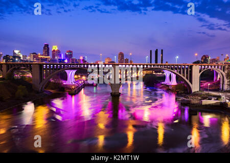 Lumières colorées de l'Interstate 35W bridge reflétée dans la rivière Mississippi, à Minneapolis, Minnesota. Banque D'Images