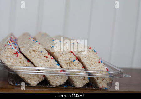 Ambiance festive red, white and blue sweet krispy treats Banque D'Images