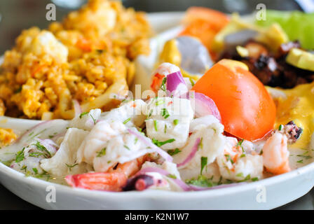 Ceviche de mixte. Les poissons et les crevettes. Restaurant péruvien. Guayaquil. L'Équateur Banque D'Images