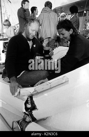 AJAXNETPHOTO - Août 14th, 1979. PLYMOUTH, ANGLETERRE - Fastnet Race - MAXI YACHT SKIPPER SISKA ROLLY TASKER (AUS) inspecte LES DOMMAGES À LA RAMPE DU YACHT CAUSÉ PAR LES CONDITIONS MÉTÉOROLOGIQUES EXTRÊMES RENCONTRÉES LORS DE LA COURSE DE 605 KM DANS LEQUEL 15 plaisanciers ont perdu la vie. PHOTO:JONATHAN EASTLAND/AJAX REF : 2791408 1 Banque D'Images