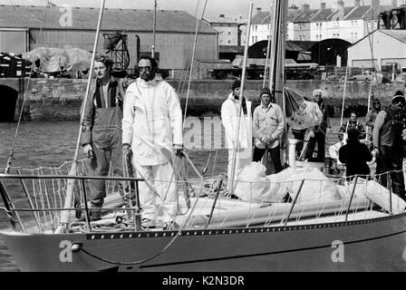 AJAXNETPHOTO. 14e Août, 1979. PLYMOUTH, ANGLETERRE - Fastnet Race - UN ÉQUIPAGE ÉPUISÉ À LA RECHERCHE SUR LE YACHT AMÉRICAIN KIALO COMME IL ARRIVE DANS MILBAY. PHOTO:JONATHAN EASTLAND/AJAX REF : 2791408 2 Banque D'Images