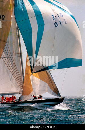 AJAXNETPHOTO. 5ème nov 1986. FREMANTLE, AUSTRALIE OCCIDENTALE. - AMERICA'S CUP - LOUIS VUITTON ÉLIMINATIONS - ITALIE'S AZZURRA SUR GAGE DES ROUTES. PHOTO:AJAXNETPHOTO.COM AMCUP 86 REF:81403 6 5A Banque D'Images