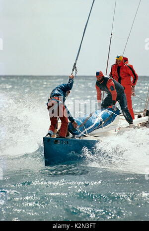 AJAXNETPHOTO. 5ème nov 1986. FREMANTLE, AUSTRALIE OCCIDENTALE. - AMERICA'S CUP - LOUIS VUITTON ÉLIMINATIONS - AZZURRA SUR GAGE DES ROUTES. PHOTO:AJAXNETPHOTO AMCUP 86 REF:81403 21 1 Banque D'Images