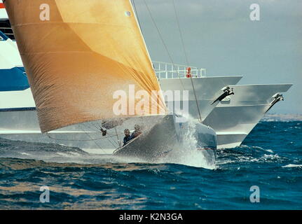 AJAXNETPHOTO. 5ème nov 1986. FREMANTLE, AUSTRALIE OCCIDENTALE. - AMERICA'S CUP - LOUIS VUITTON ÉLIMINATIONS - FRENCH KISS SUR GAGE DES ROUTES. PHOTO:AJAXNETPHOTO AMCUP 86 REF:81403 26 3 Banque D'Images