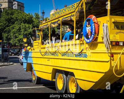 London transport touristique Canard DUKW amphibie, un bus qui emmène les touristes sur un voyage autour de Londres et de routes sur l'RiverThames. Banque D'Images