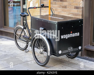 Vélo Cargo pour les livraisons de la cuisine fusion asiatique Wagamama restaurant à Soho, Central London UK Banque D'Images