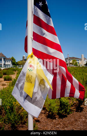 Un jour commémoratif rend hommage à Newport Beach, CA, comprend un drapeau américain, un ruban jaune et un portrait vintage d'un soldat en uniforme de la Seconde Guerre mondiale. Banque D'Images