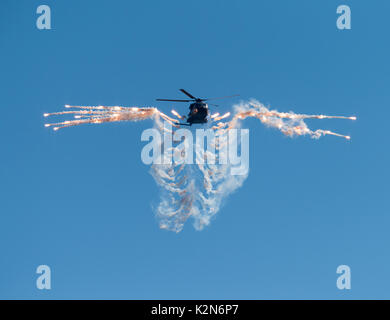 Helsinki, Finlande - 9 juin 2017 : l'hélicoptère NH90 de l'armée finlandaise à tir des fusées éclairantes au spectacle aérien de Kaivopuisto à Helsinki, Finlande le 9 juin 2017. Banque D'Images