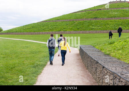 Les gens qui marchent le long d'un chemin à Northala Fields, Northolt, UK. Banque D'Images