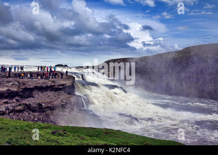 Vue de dessus de la cascade de Gullfoss avec un arc-en-ciel en Islande. Banque D'Images