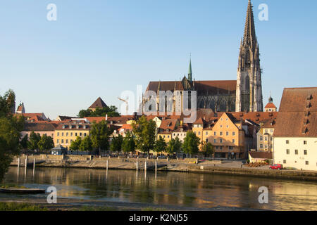 Tôt le matin, la lumière sur le Danube (Donau) et l'Altstadt ou vieille ville au-delà, à Regensburg, Bavière, Allemagne Banque D'Images