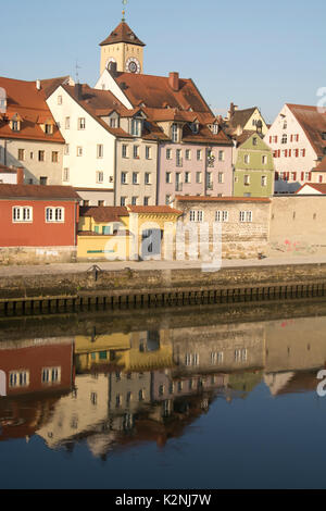 Tôt le matin les réflexions dans le Danube à Regensburg, Bavière, Allemagne Banque D'Images