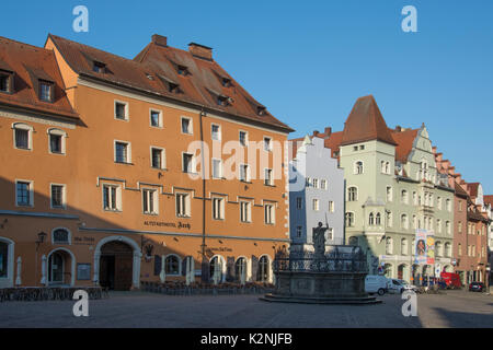 Tôt le matin soleil réchauffe les maisons construites par les marchands du Moyen âge dans l'Altstadt ou vieille ville de Ratisbonne, Bavière, Allemagne Banque D'Images