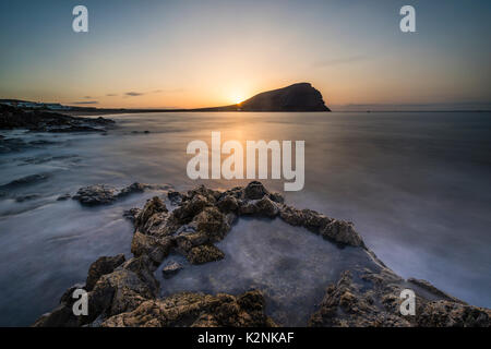 Rock La Montaña Roja sur la plage Playa de la Tejita, sunrise, El Medano, Tenerife, Canaries, Espagne Banque D'Images