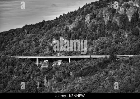 Linn Cove Viaduct Blue Ridge Parkway Rough Ridge Mountain Trail vieux noir et blanc Banque D'Images