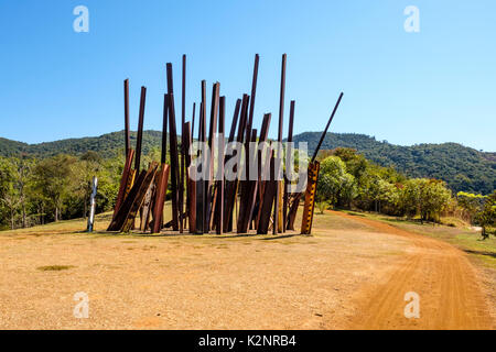 Chute de la sculpture, par Chris Burden Inhotim au centre d'Art Contemporain, jardin botanique, Brumadinho, Belo Horizonte, Minas Gerais, Brésil. Banque D'Images