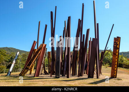 Chute de la sculpture, par Chris Burden Inhotim au centre d'Art Contemporain, jardin botanique, Brumadinho, Belo Horizonte, Minas Gerais, Brésil. Banque D'Images