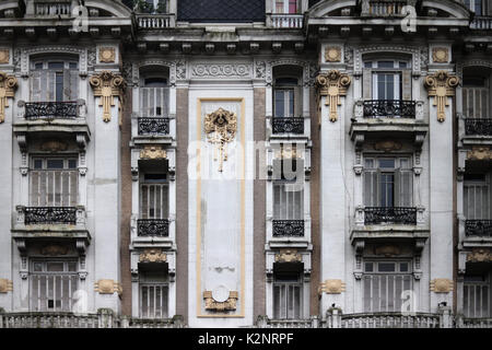 BUENOS AIRES, ARGENTINE - 29ème Août 2017 - Windows à partir d'une architecture typique à Buenos Aires Banque D'Images