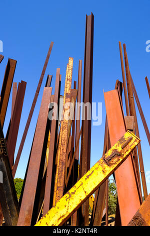 Chute de la sculpture, par Chris Burden Inhotim au centre d'Art Contemporain, jardin botanique, Brumadinho, Belo Horizonte, Minas Gerais, Brésil. Banque D'Images