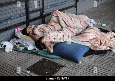 BUENOS AIRES, ARGENTINE - 29ème Août 2017 - personnes non identifiées de dormir sur le côté de la rue Banque D'Images