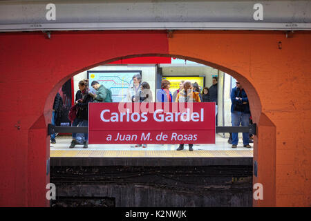 BUENOS AIRES, ARGENTINE - 29ème Août 2017 - Les gens debout à la Carlos Gardel pour la station de métro de col Banque D'Images