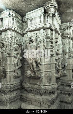 Photo verticale de l'épatante en sculpture sur pierre sur le pilier de Jain Temples, à l'intérieur du fort de Jaisalmer, en Inde. Banque D'Images