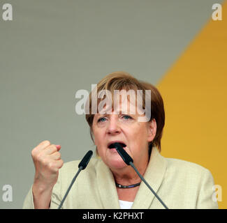 L'Université de Ludwigshafen. Août 30, 2017. La chancelière allemande, Angela Merkel, assiste à un rassemblement organisé par l'Union chrétienne-démocrate pour l'élection fédérale à Ludwigshafen 30 Août, 2017. Allemands éliront un nouveau parlement fédéral le 24 septembre. Credit : Luo Huanhuan/Xinhua/Alamy Live News Banque D'Images