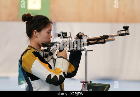 Tianjin. Août 31, 2017. Au cours de la concurrence Ruozhu Zhao 10m carabine la finale des femmes au 13e Jeux nationaux chinois en Chine du nord, la municipalité de Tianjin, 31 août 2017. Zhao Ruozhu ont remporté la médaille d'or avec un score de 250,9. Credit : Mu Yu/Xinhua/Alamy Live News Banque D'Images