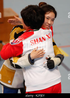 Tianjin. Août 31, 2017. Zhao Ruozhu (retour) hugs son entraîneur après la carabine 10m la finale des femmes au 13e Jeux nationaux chinois en Chine du nord, la municipalité de Tianjin, 31 août 2017. Zhao Ruozhu ont remporté la médaille d'or avec un score de 250,9. Credit : Wang Lili/Xinhua/Alamy Live News Banque D'Images