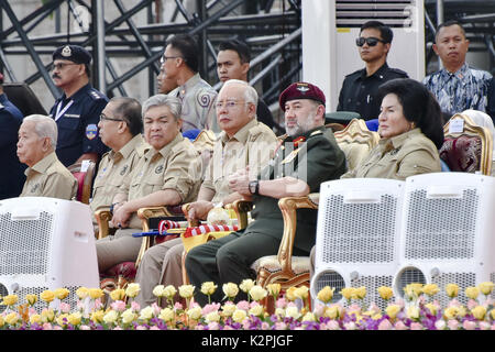 Kuala Lumpur, Malaisie. Août 31, 2017. Le Roi de Malaisie Muhammad V (2e R) et le premier ministre Najib Razak(C) parler au cours de la 60e Fête nationale à la place de l'indépendance à Kuala Lumpur le 31 août 2017. Crédit : Chris Jung/ZUMA/Alamy Fil Live News Banque D'Images