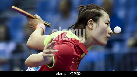 Tianjin. Août 31, 2017. Ding de Ning sert de Beijing au cours de la women's tennis de table demi-finale contre l'équipe nationale chinoise du Sichuan au 13e Jeux en Chine du nord, la municipalité de Tianjin, le 31 août 2017. Le Sichuan a gagné et sera avancé à la finale. Crédit : Li Bo/Xinhua/Alamy Live News Banque D'Images