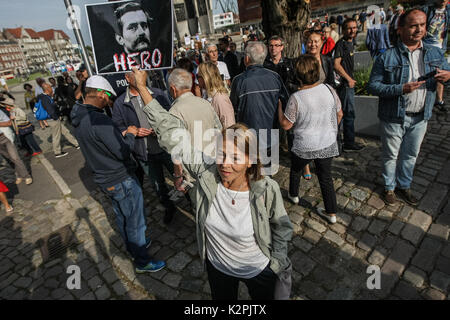 Gdansk, Pologne. Août 31, 2017. Woman holding Lech Walesa photo avec Hero inscription est vu à Gdansk, Pologne le 31 août 2017 . Walesa a jeté des fleurs sous l'Armée déchue ouvriers de chantier naval Monument à Gdansk, et en vertu de l'historique chantier naval de Gdansk Gate no 2 dans le 37 e anniversaire d'août Accords. Credit : Michal Fludra/Alamy Live News Banque D'Images