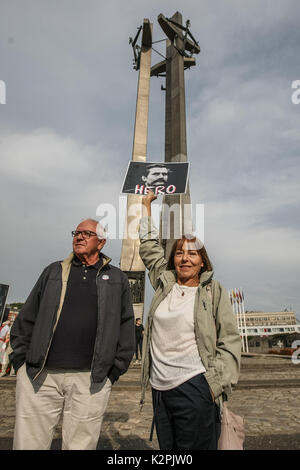 Gdansk, Pologne. Août 31, 2017. Woman holding Lech Walesa photo avec Hero inscription est vu à Gdansk, Pologne le 31 août 2017 . Walesa a jeté des fleurs sous l'Armée déchue ouvriers de chantier naval Monument à Gdansk, et en vertu de l'historique chantier naval de Gdansk Gate no 2 dans le 37 e anniversaire d'août Accords. Credit : Michal Fludra/Alamy Live News Banque D'Images