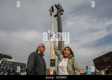 Gdansk, Pologne. Août 31, 2017. Woman holding Lech Walesa photo avec Hero inscription est vu à Gdansk, Pologne le 31 août 2017 . Walesa a jeté des fleurs sous l'Armée déchue ouvriers de chantier naval Monument à Gdansk, et en vertu de l'historique chantier naval de Gdansk Gate no 2 dans le 37 e anniversaire d'août Accords. Credit : Michal Fludra/Alamy Live News Banque D'Images