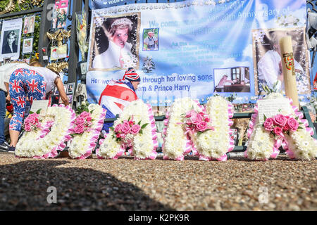 Londres, Royaume-Uni. Août 31, 2017. Une grande foule de Diana et wellwishers rassembler des médias à l'extérieur des portes du palais de Kensington à Londres pour rendre hommage au 20ème anniversaire de la mort de Diana Princesse de Galles qui est décédée tragiquement dans un accident de voiture mortel à Paris le 31 août 1997 Credit : amer ghazzal/Alamy Live News Banque D'Images