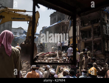 Mumbai, Inde. Août 31, 2017. Les sauveteurs travaillent sur le site de l'effondrement d'un immeuble résidentiel à Mumbai, Inde, le 31 août 2017. Au moins 10 personnes ont été tuées et 15 autres blessées après qu'un immeuble résidentiel de cinq étages s'est effondré en capital financier de l'Inde Mumbai jeudi, a annoncé la police. Credit : Bi Xiaoyang/Xinhua/Alamy Live News Banque D'Images