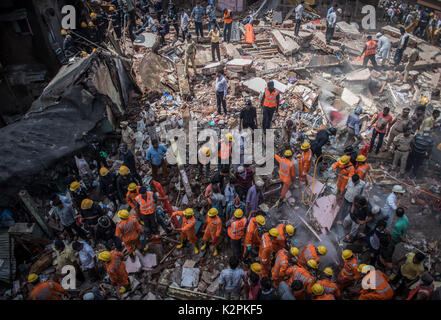 Mumbai, Inde. Août 31, 2017. Les sauveteurs travaillent sur le site de l'effondrement d'un immeuble résidentiel à Mumbai, Inde, le 31 août 2017. Au moins 10 personnes ont été tuées et 15 autres blessées après qu'un immeuble résidentiel de cinq étages s'est effondré en capital financier de l'Inde Mumbai jeudi, a annoncé la police. Credit : Bi Xiaoyang/Xinhua/Alamy Live News Banque D'Images