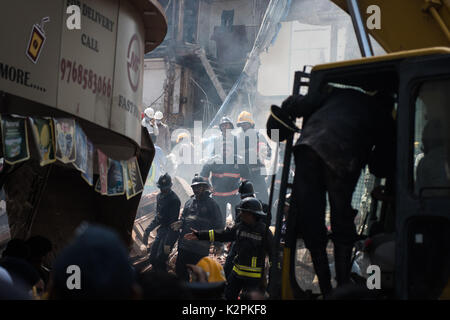 Mumbai, Inde. Août 31, 2017. Les sauveteurs travaillent sur le site de l'effondrement d'un immeuble résidentiel à Mumbai, Inde, le 31 août 2017. Au moins 10 personnes ont été tuées et 15 autres blessées après qu'un immeuble résidentiel de cinq étages s'est effondré en capital financier de l'Inde Mumbai jeudi, a annoncé la police. Credit : Bi Xiaoyang/Xinhua/Alamy Live News Banque D'Images