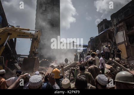 Mumbai, Inde. Août 31, 2017. Les sauveteurs travaillent sur le site de l'effondrement d'un immeuble résidentiel à Mumbai, Inde, le 31 août 2017. Au moins 10 personnes ont été tuées et 15 autres blessées après qu'un immeuble résidentiel de cinq étages s'est effondré en capital financier de l'Inde Mumbai jeudi, a annoncé la police. Credit : Bi Xiaoyang/Xinhua/Alamy Live News Banque D'Images