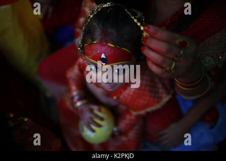 Katmandou, Népal. Août 31, 2017. Une jeune fille comme la déesse vivante Kumari prenant part à des rites au cours de Kumari prières festival à Katmandou, Népal le Jeudi, 31 août, 2017. Credit : Skanda Gautam/ZUMA/Alamy Fil Live News Banque D'Images