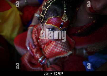 Katmandou, Népal. Août 31, 2017. Une jeune fille comme la déesse vivante Kumari prenant part à des rites au cours de Kumari prières festival à Katmandou, Népal le Jeudi, 31 août, 2017. Credit : Skanda Gautam/ZUMA/Alamy Fil Live News Banque D'Images