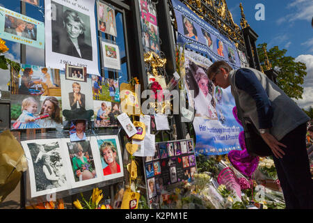 Londres, Royaume-Uni. Août 31, 2017. Diana, 20e anniversaire : le palais de Kensington, Londres, Royaume-Uni. Août 31, 2017. Des centaines de personnes jeter tributs floraux en dehors de Kensington Palace pour marquer le 20e anniversaire de la mort de Diana. Crédit : Steve Parkins/Alamy Live News Banque D'Images