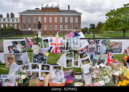 Londres, Royaume-Uni. 31 août 2017. Wellwishers et Royal fans à l'extérieur des portes de Kensington Palace à quitter tributs floraux sur le 20e anniversaire de la mort de la princesse Diana. Crédit : Stephen Chung / Alamy Live News Banque D'Images