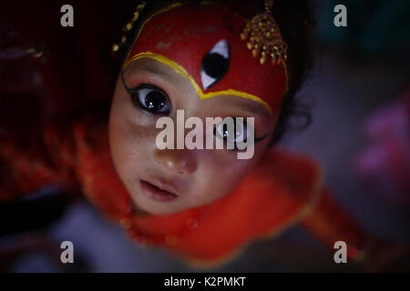 Katmandou, Népal. Août 31, 2017. Une jeune fille comme la déesse vivante Kumari observe tandis que lors des rituels restauration Kumari prières festival à Katmandou, Népal, jeudi. Credit : Skanda Gautam/ZUMA/Alamy Fil Live News Banque D'Images